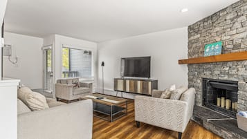 Apartment, 3 Bedrooms, Mountain View (Self Check In, No Pets) | Living area