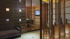 Um interior moderno com sofá, televisão e decoração tradicional.