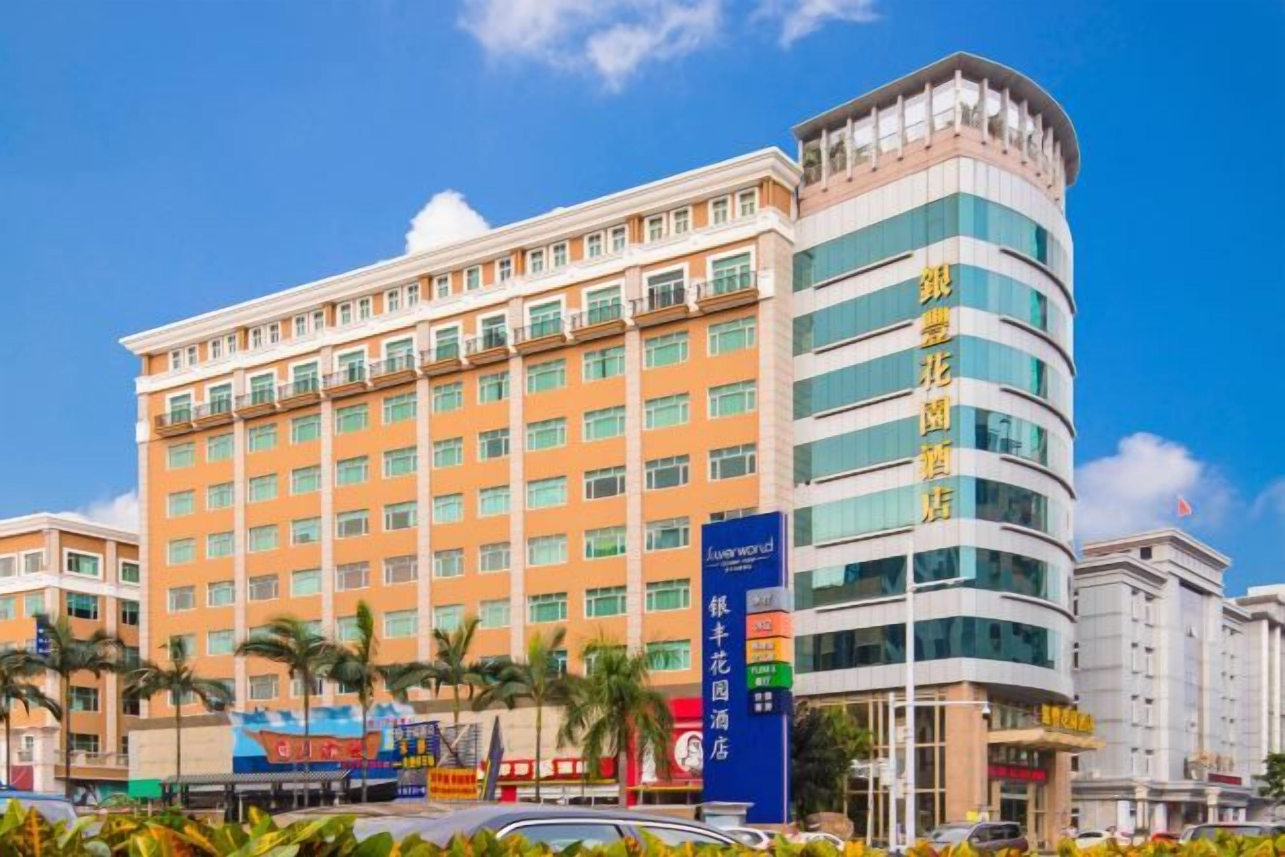 Um hotel de vários andares com design moderno, apresentando uma entrada imponente e uma placa de identificação visível.