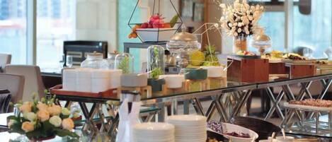 Un buffet proposant une variété de plats et agrémenté d’un centre de table décoratif.