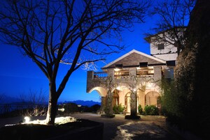 Fachada da propriedade à noite