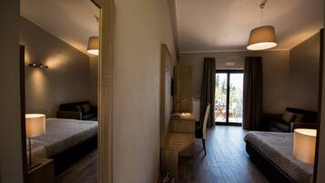 Habitación de hotel moderna con dos camas, un espejo grande, un banco de madera y vistas al exterior.