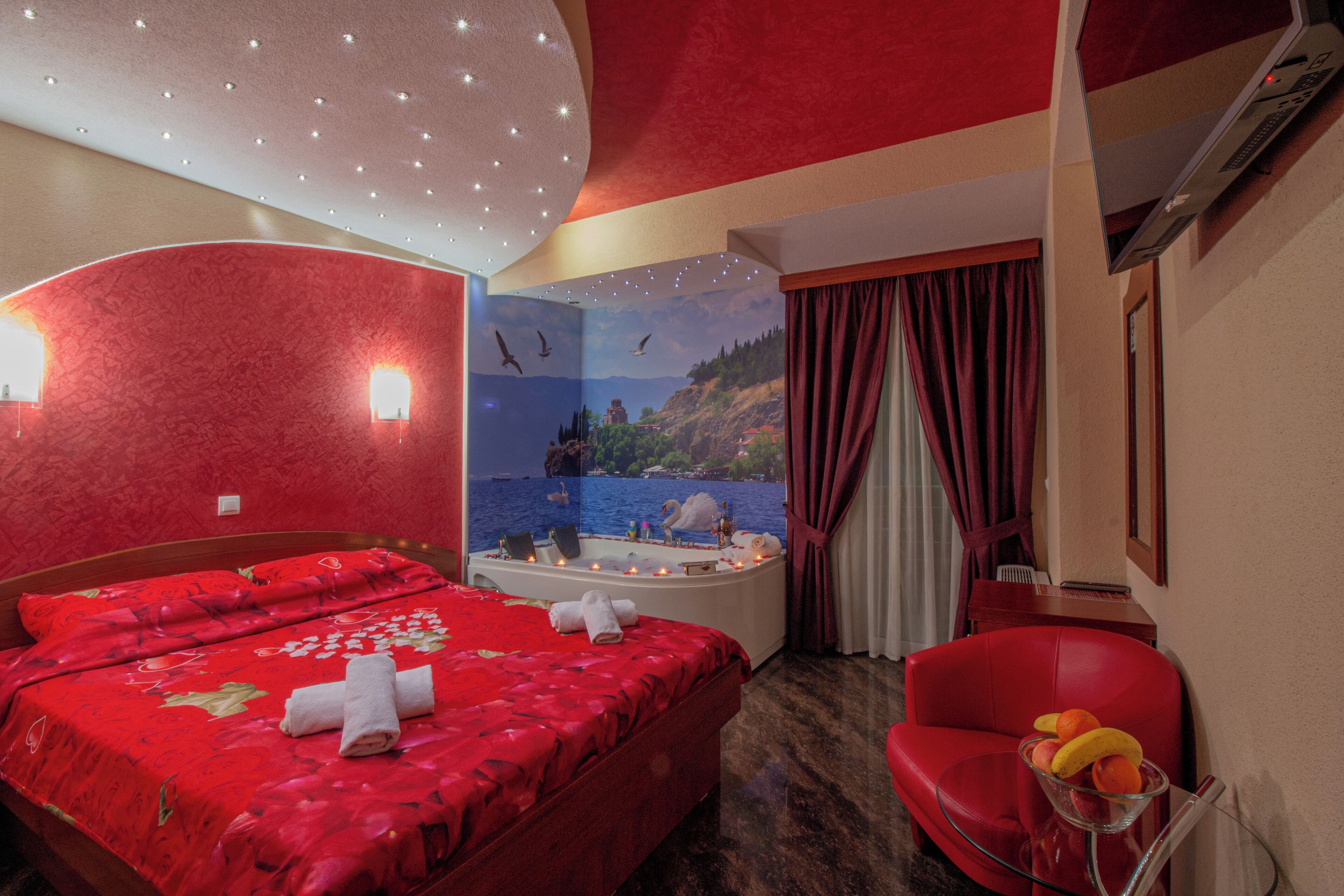 luxury studio suite, 1 king bed | 1 bedroom, minibar, individually decorated, blackout curtains