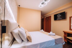 Deluxe Double or Twin Room, 1 Bedroom, Park View | 1 bedroom, minibar, individually decorated, blackout drapes - Hotel Villa Dislievski (Ohrid)