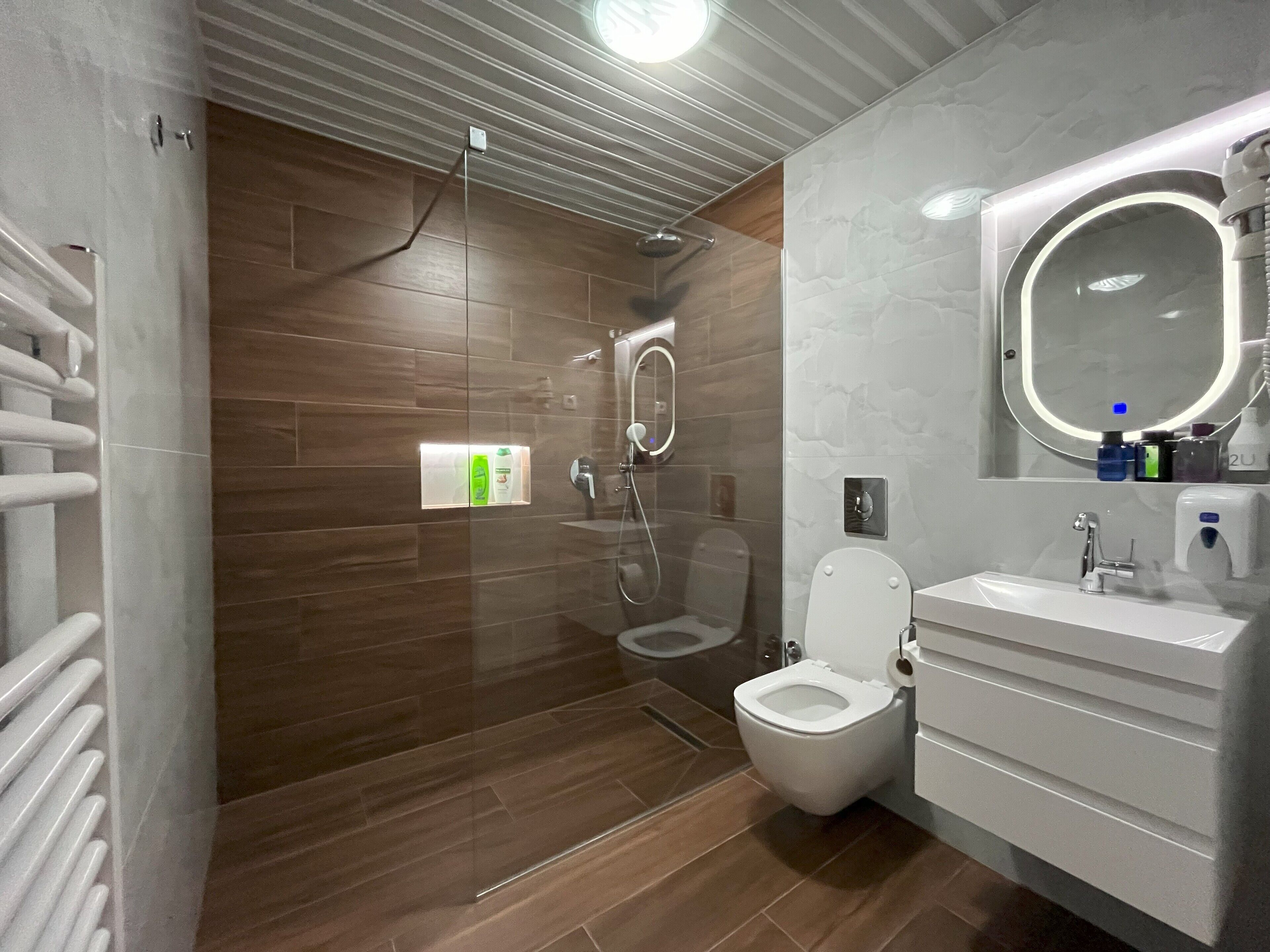 combined shower/bathtub, deep-soaking bathtub, hydromassage showerhead