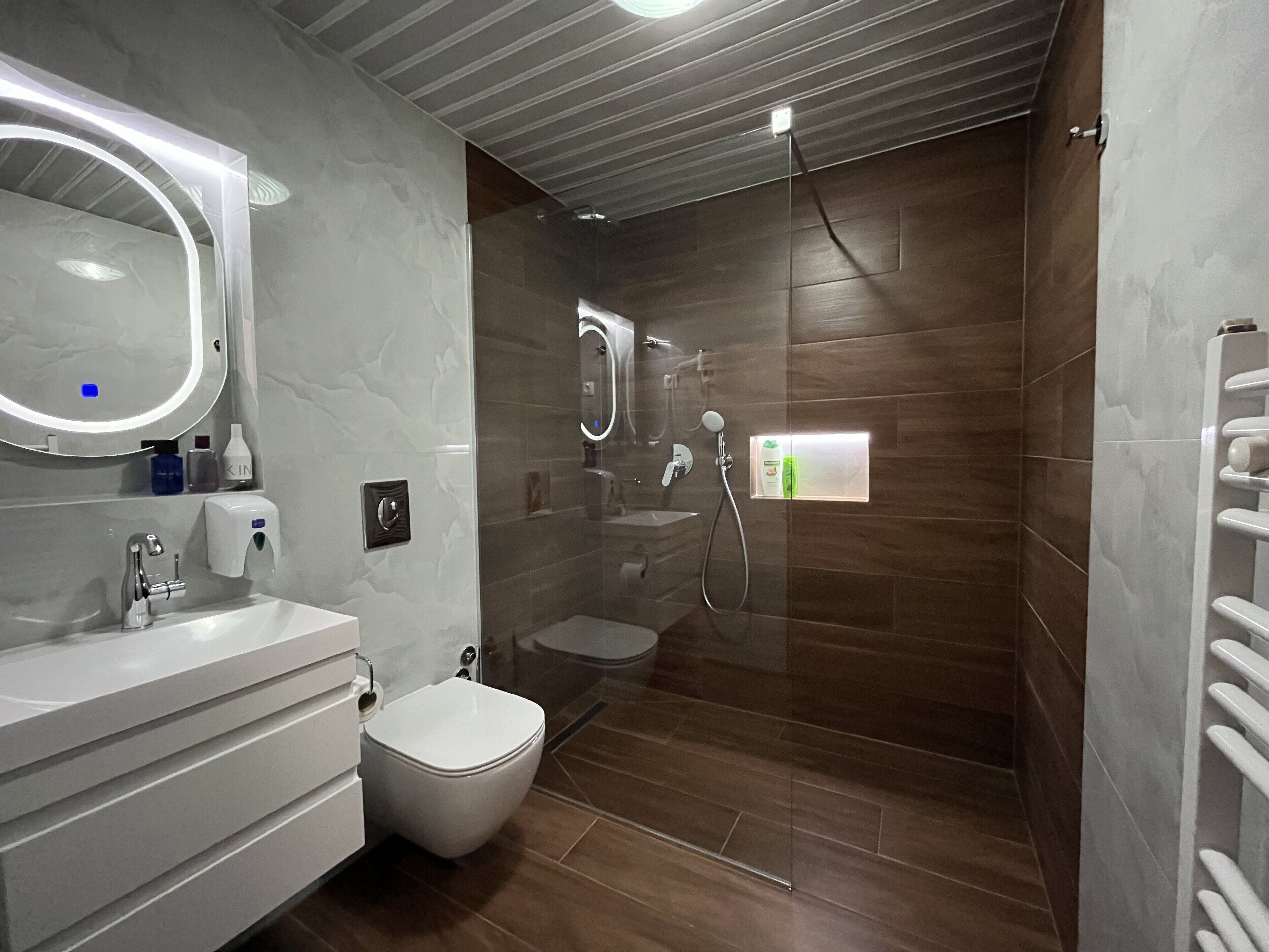 deluxe triple room, 1 bedroom, garden view | bathroom | combined shower/bathtub, deep-soaking bathtub, hydromassage showerhead