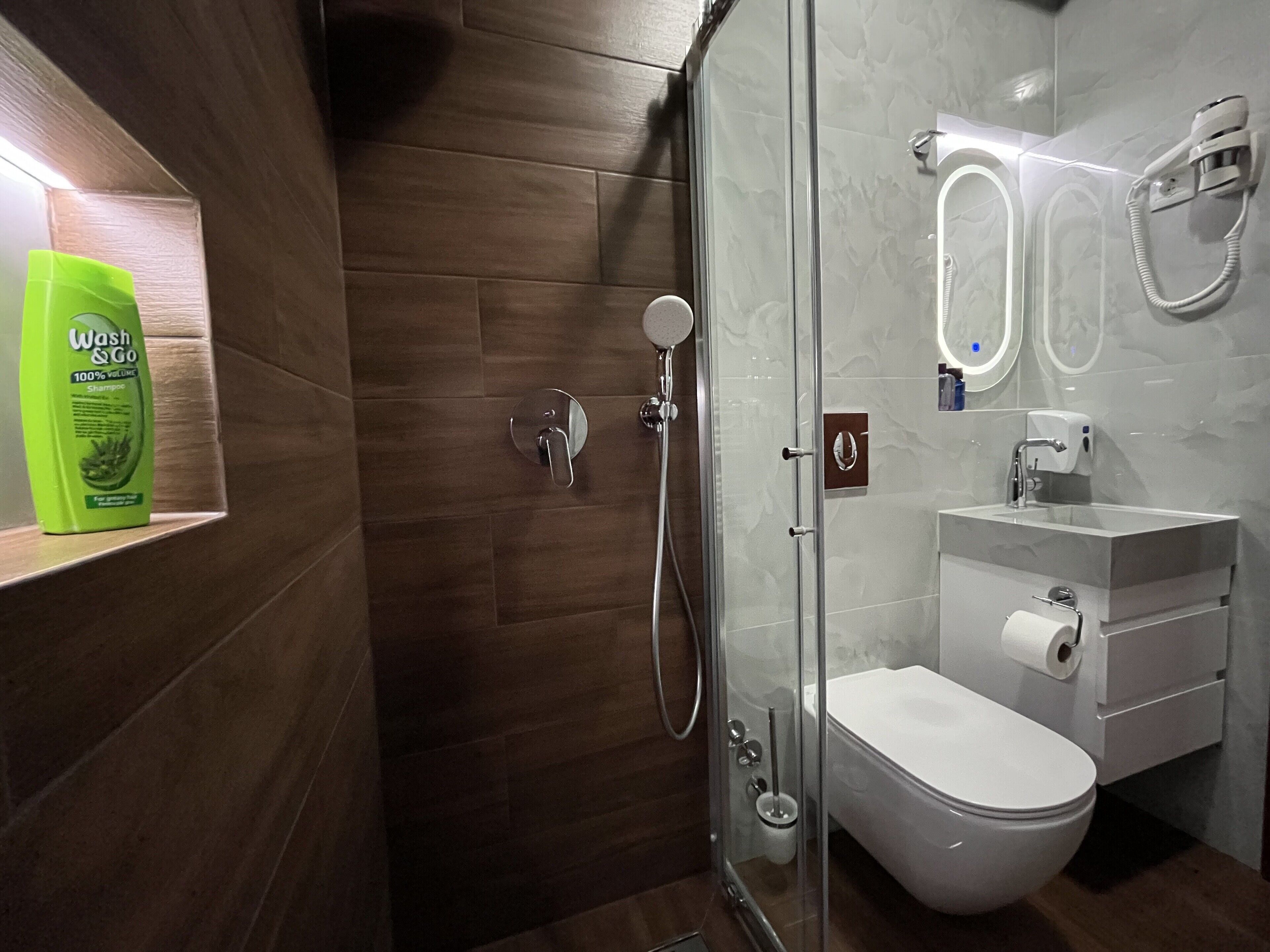 combined shower/bathtub, deep-soaking bathtub, hydromassage showerhead