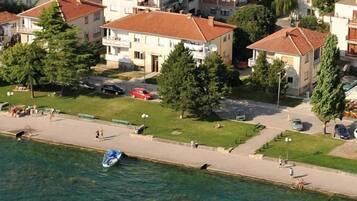 Villa Dislievski, een woongebied met meerdere gebouwen, een waterkant en een promenade.