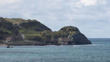 A la platja, platja de sorra blanca i bar a la platja