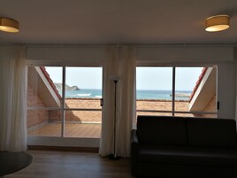 Ático Premium, 2 habitaciones, vistas a la playa | 2 dormitorios, wifi gratis, ropa de cama