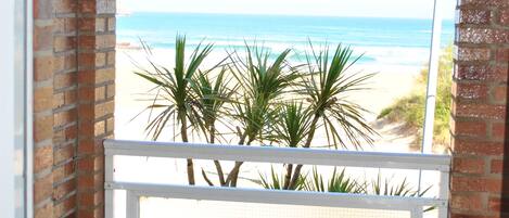 En la playa, playa de arena blanca y bar en la playa