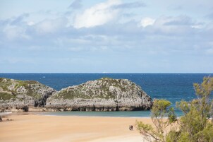 Ubicación a pie de playa, arena blanca y bar en la playa