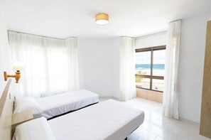 Apartamento superior, 2 quartos, vista para o mar | 2 quartos, Wi-Fi de cortesia, roupa de cama