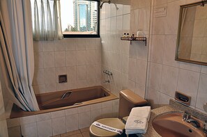 Bañera con ducha, bañera con aguas termales, secador de pelo