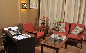 Apartamento, 1 quarto | Sala de estar | TV