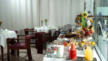 Ilmainen päivittäinen buffetaamiainen