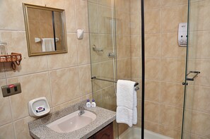 Standard Triple Room | Bathroom | Combined shower/bathtub, spring water bathtub, hair dryer - Apart Hotel Violettas (Cochabamba)