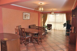 Apartamento, 3 quartos (For 6 people) | Sala de estar | TV