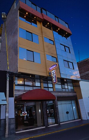 Voorkant accommodatie - avond/nacht