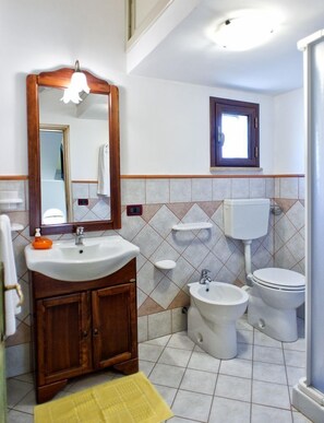 Standaard tweepersoonskamer | Badkamer | Een douche, een regendouche, gratis toiletartikelen, een haardroger