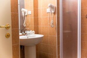 Ducha, artículos de tocador gratuitos, secador de pelo, bidet