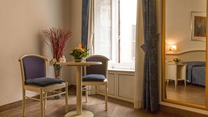 Deluxe Double Room | Memory-foam beds, minibar, in-room safe, desk - Best Suites Pantheon (Rome)