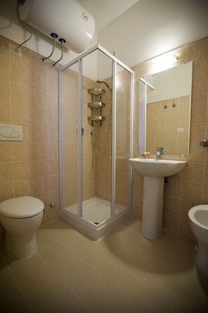 Deluxe Double Room | Bathroom | Shower, free toiletries, hair dryer, bidet - Best Suites Pantheon (Rome)
