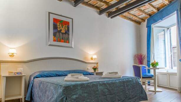 Deluxe Double Room | Memory-foam beds, minibar, in-room safe, desk - Best Suites Pantheon (Rome)