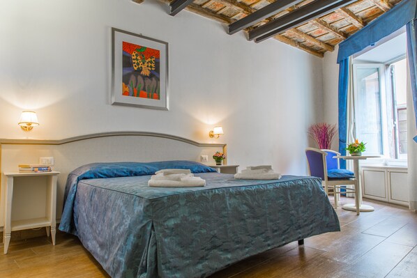 Habitación Deluxe doble | Colchones viscoelásticos, minibar, caja fuerte y escritorio