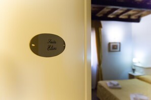 Standard Double Room | Memory foam beds, minibar, in-room safe, desk - Best Suites Pantheon (Rome)
