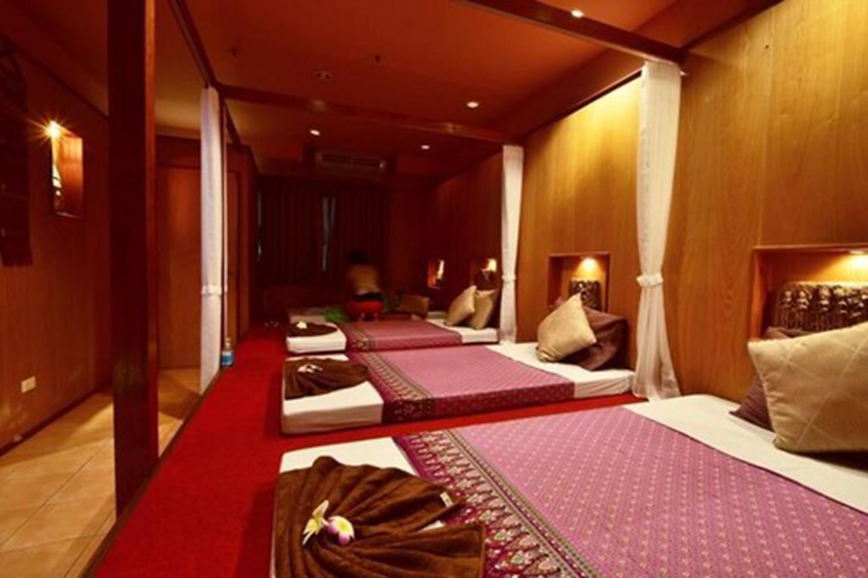 Sauna, hot tub, body treatments, aromatherapy, Thai massages