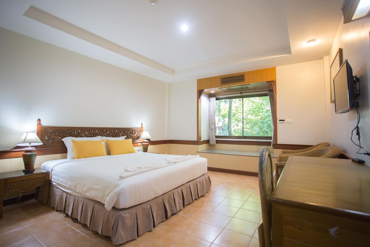 Habitación Deluxe, 1 cama King size, tina | Ropa de cama de alta calidad, camas Select Comfort y escritorio