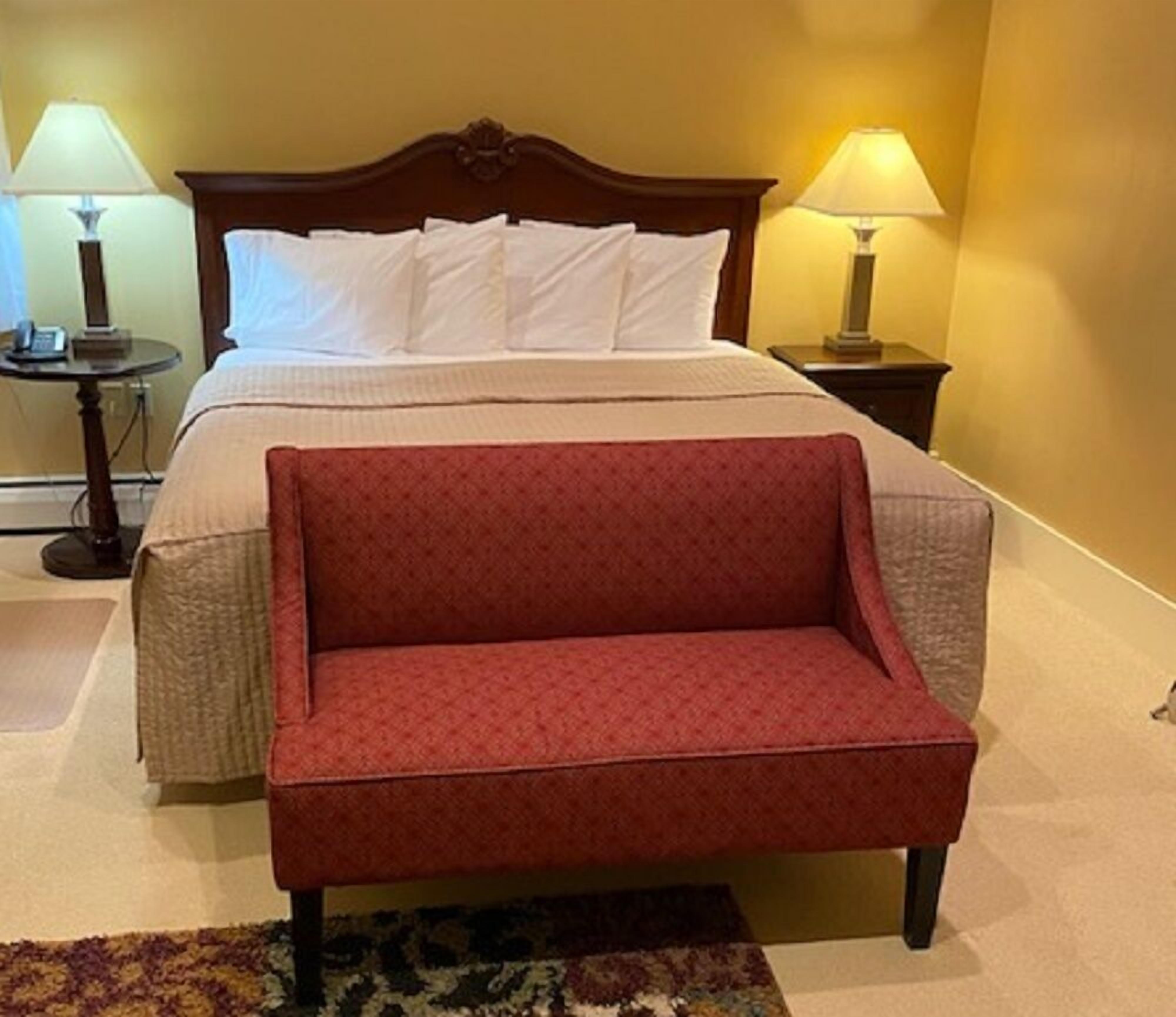 deluxe room, 1 king bed, bathtub | pillow-top beds, desk, blackout curtains, iron/ironing board