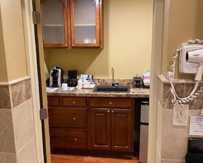 Habitación Deluxe, 1 cama King size, tina | Cocineta privada | Refrigerador, microondas, cafetera y tetera y congelador 