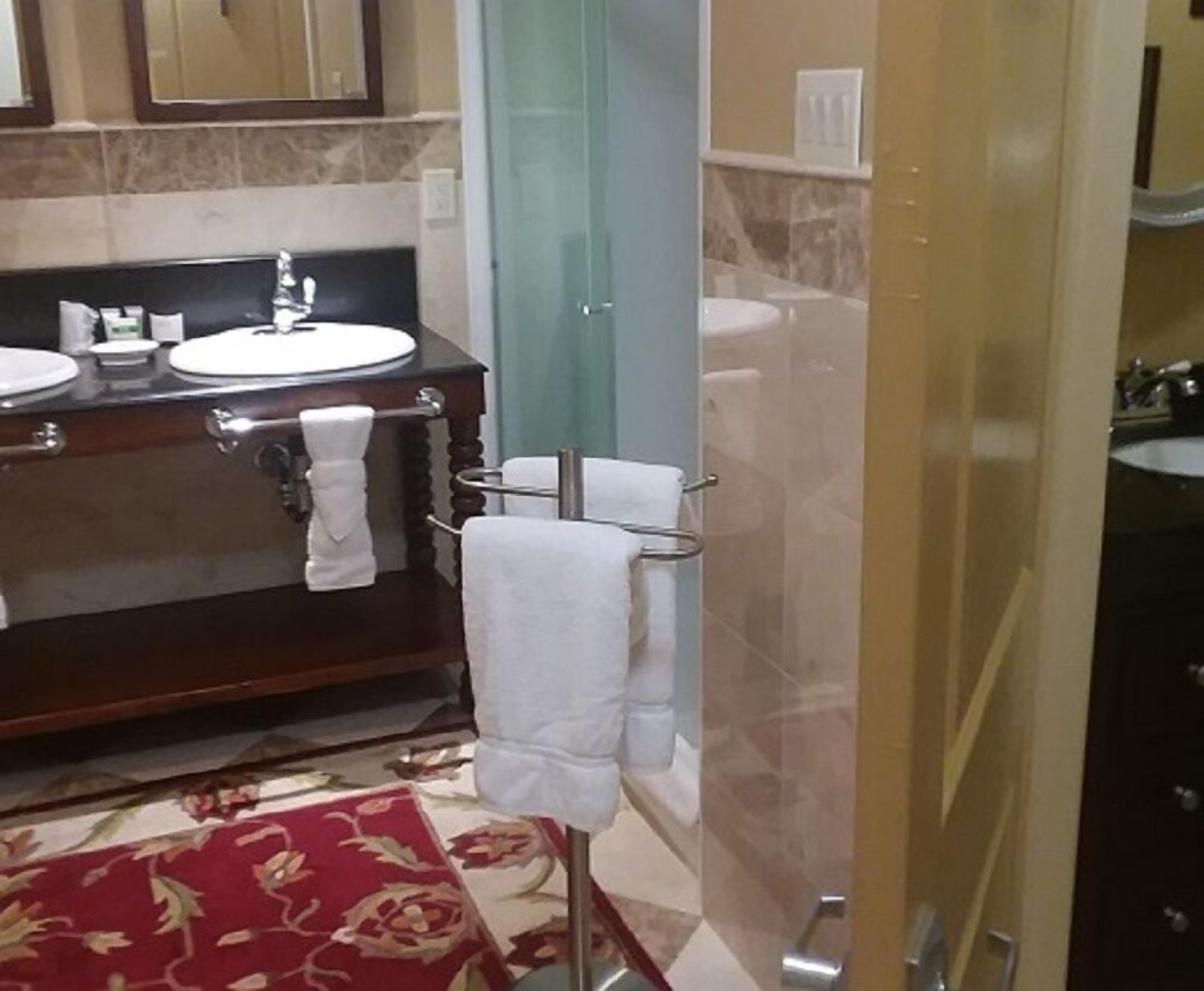 deluxe room, 1 king bed, bathtub | bathroom | free toiletries, hair dryer, towels, soap