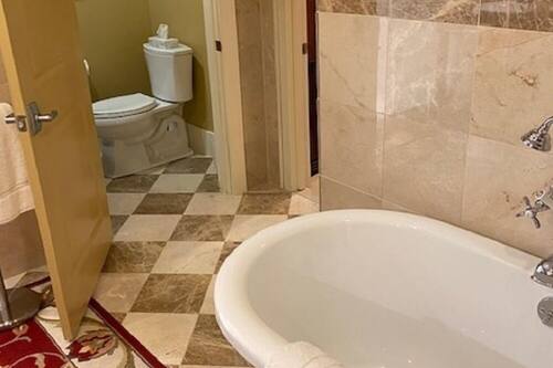 Chambre Deluxe, 1 très grand lit, baignoire | Salle de bain | Articles de toilette (gratuits), séchoir à cheveux, serviettes fournies