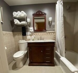 Classic Room, 1 King Bed, Refrigerator & Microwave | Bathroom | Free toiletries, hair dryer, towels, soap