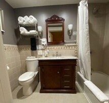 Quarto clássico, 1 cama King, geladeira e micro-ondas | Banheiro | Produtos de toalete grátis, secador de cabelo, toalhas de banho