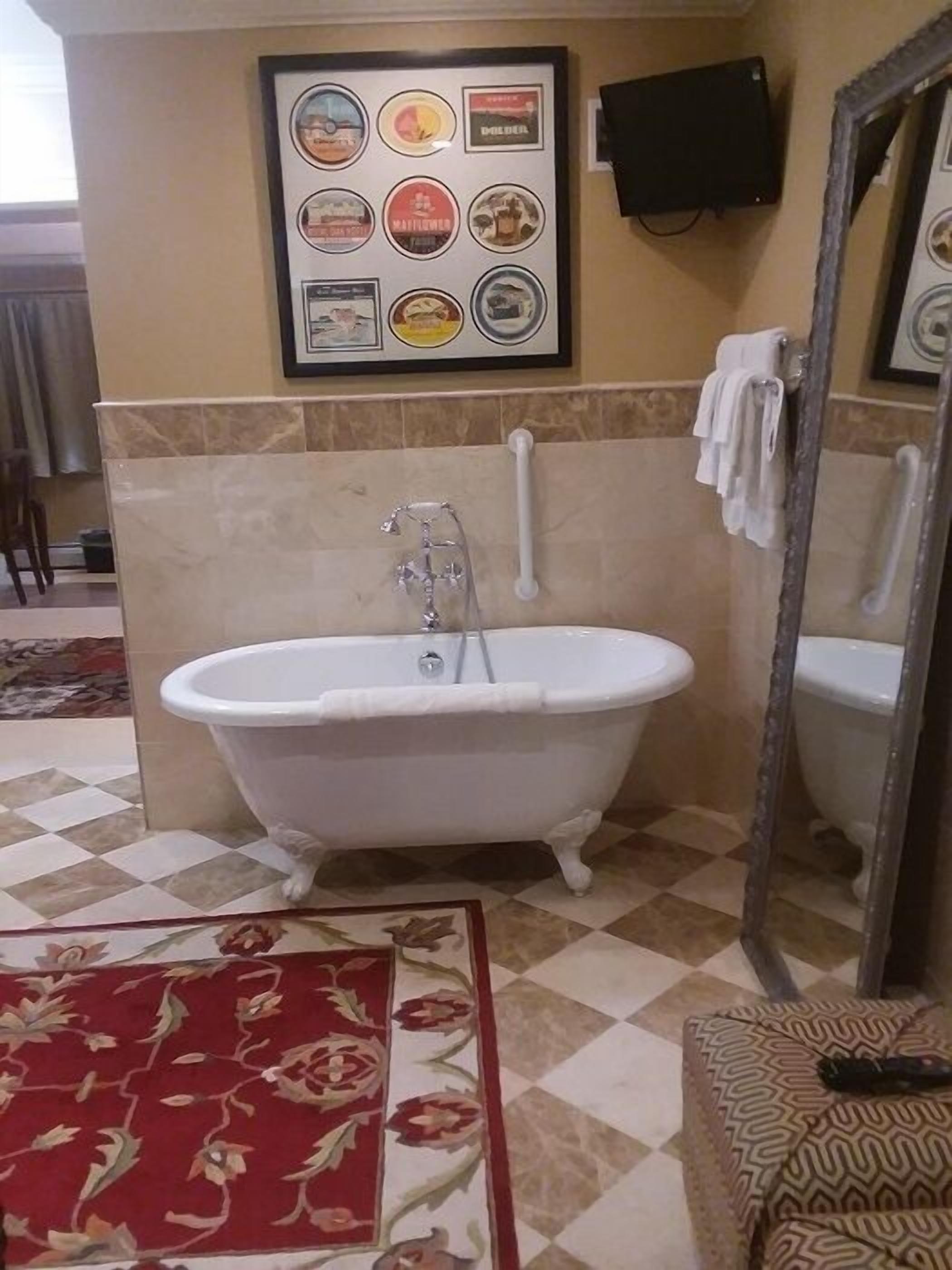 deluxe room, 1 king bed, bathtub | deep-soaking bathtub