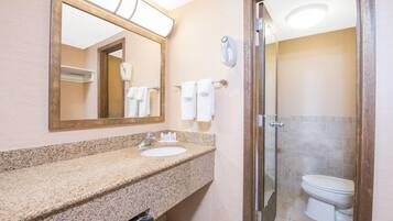 Een douche, een haardroger, handdoeken