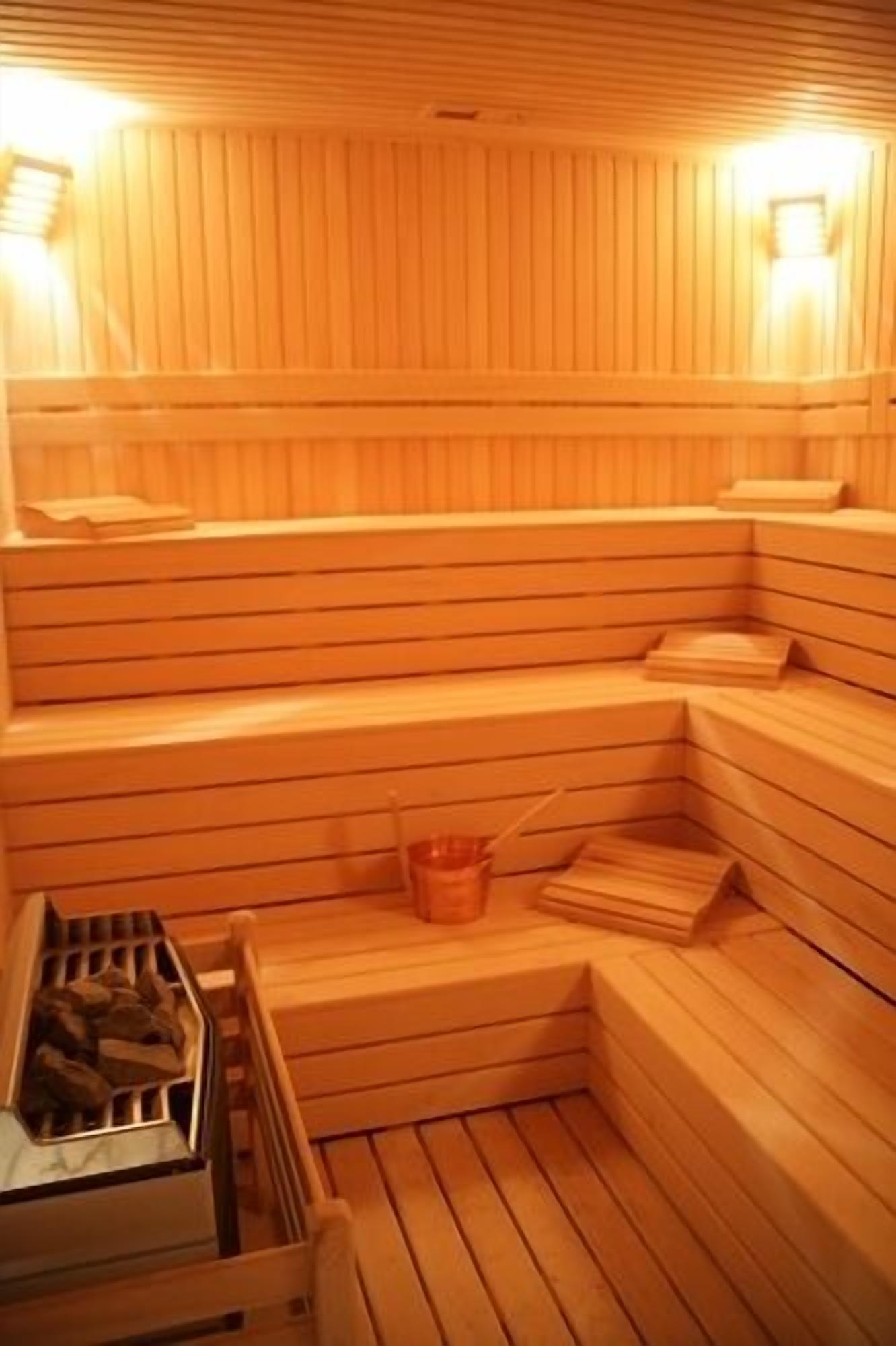 couples treatment room(s), sauna, hot tub, steam room