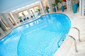 2 piscines couvertes, chaises longues