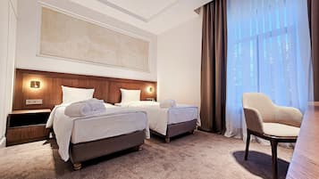 Premium Twin kamer | Luxe beddengoed, een minibar, een kluis op de kamer, een bureau
