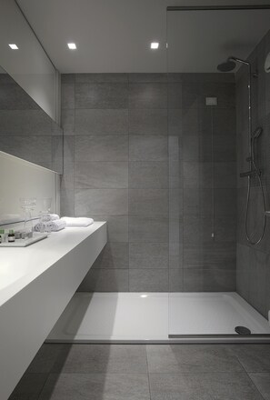 Regendusche, kostenlose Toilettenartikel, Haartrockner, Hausschuhe