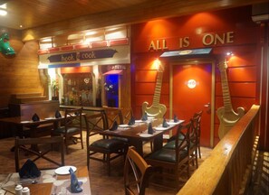 Serveert ontbijt, lunch, diner, internationale gerechten