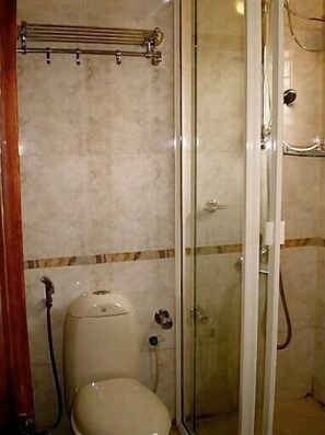 Shower, free toiletries, towels