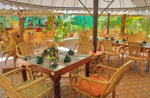 3 restaurants, breakfast, lunch, dinner served; international cuisine - Deep Forest Garden Hotel (Puerto Princesa)