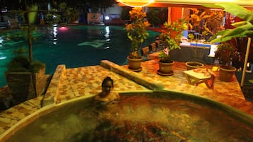 Hồ bơi ngoài trời, mở cửa từ 8:00 đến 21:00, dù/ô trên bãi biển/hồ bơi