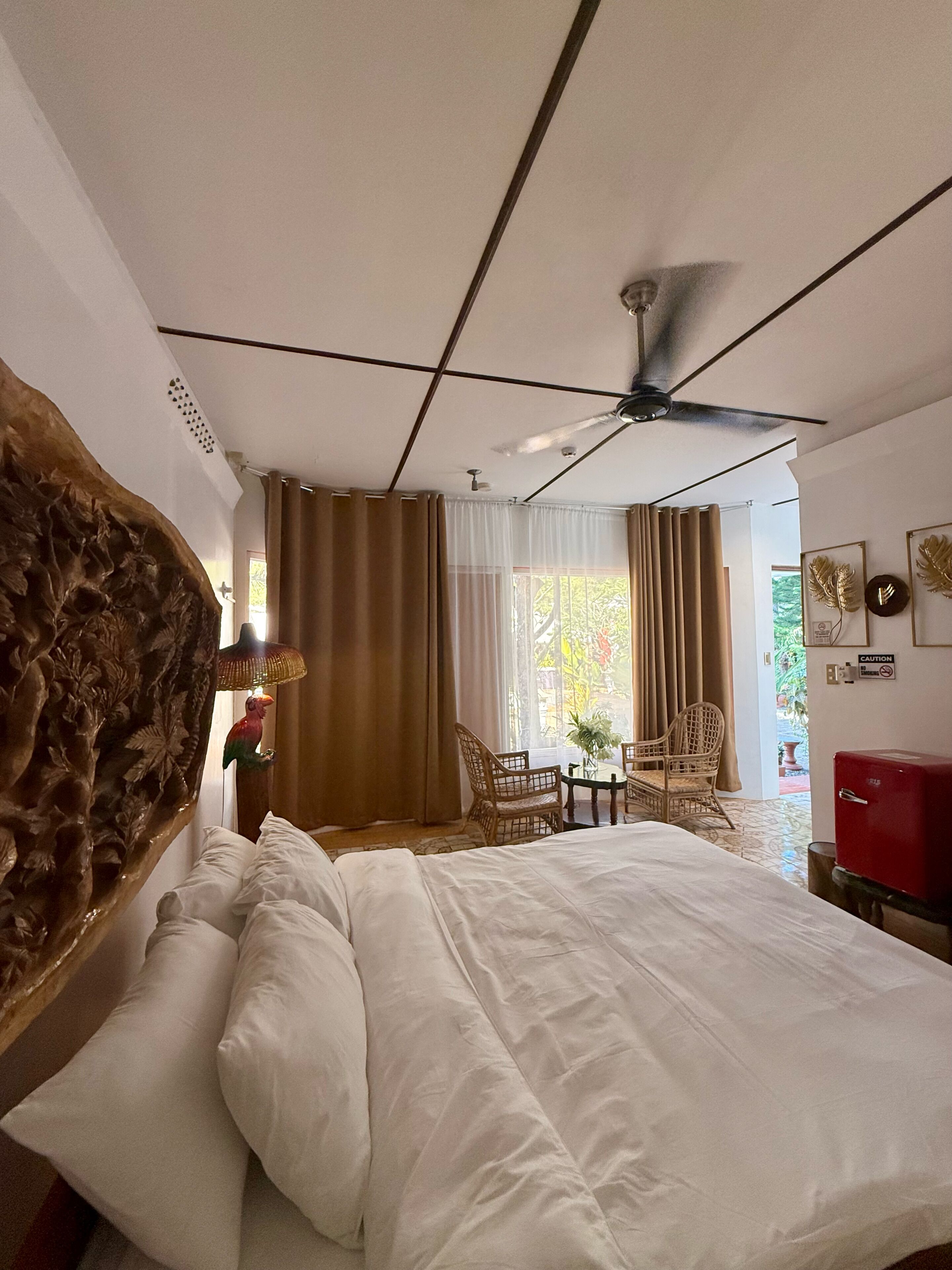 Queen Room | Minibar, in-room safe, desk, blackout curtains