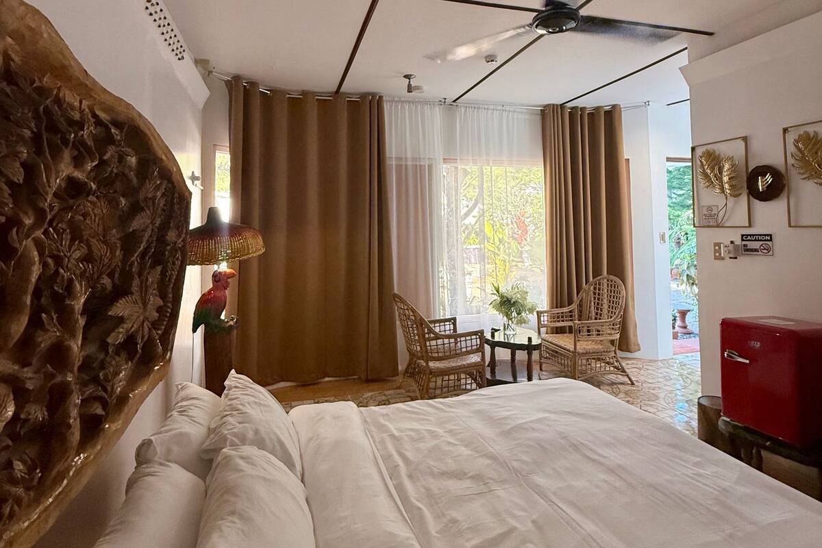 Queen Room | Minibar, in-room safe, desk, blackout drapes